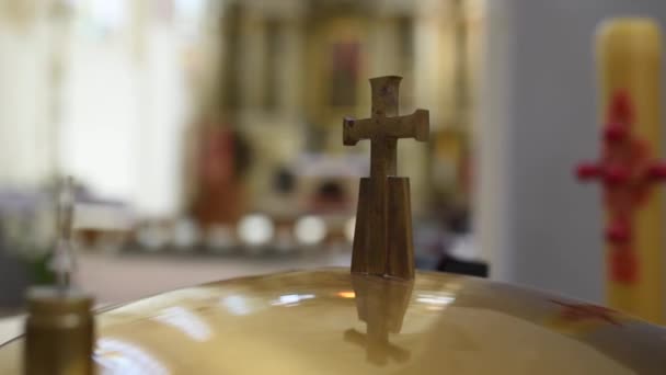 Cruz Igreja Católica Contexto Desfocado Interior Igreja Símbolo Dos Religiosos — Vídeo de Stock
