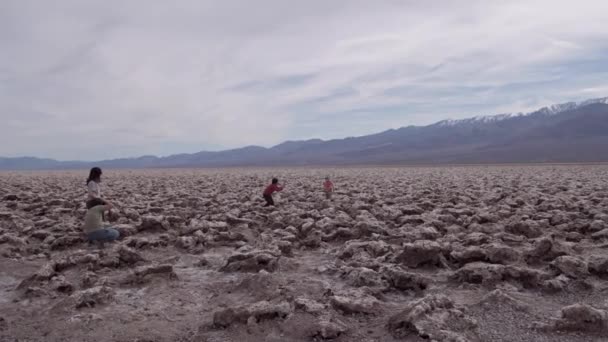Devils Golf Course Death Valley California People Visiting Exploring Area — Vídeo de stock