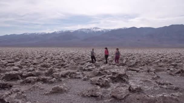 Devils Golf Course Death Valley California People Visiting Exploring Area — Vídeo de stock