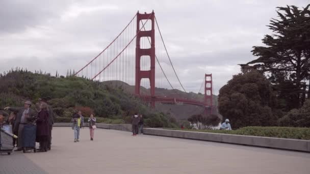 カリフォルニア州サンフランシスコのゴールデンゲートブリッジ ゴールデンゲートブリッジは サンフランシスコ湾と太平洋を結ぶ1マイル幅の海峡であるゴールデンゲートにまたがる吊り橋です — ストック動画