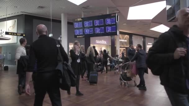 Διεθνές Αεροδρόμιο Της Κοπεγχάγης Αναχώρηση Είναι Οθόνες Και Τους Ανθρώπους — Αρχείο Βίντεο