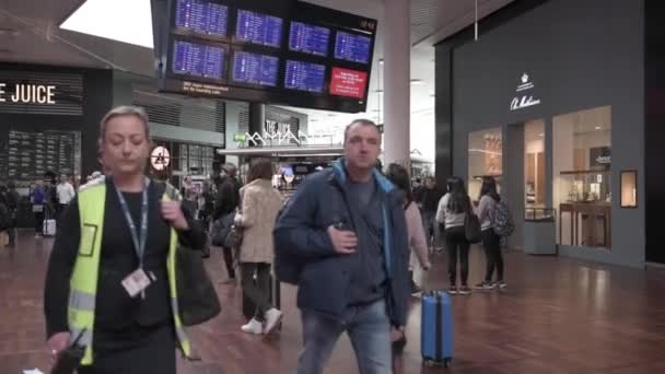 Международный Аэропорт Копенгагена Отъезд Экранами Людьми — стоковое видео