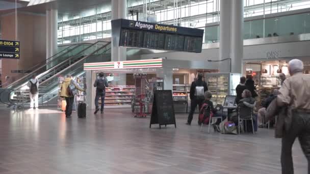 Nemzetközi Koppenhágai Repülőtér Indulás Képernyők Emberek — Stock videók