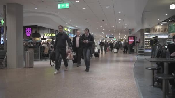 Nemzetközi Stockholm Arlanda Repülőtér Indulás Éttermekkel Emberekkel — Stock videók