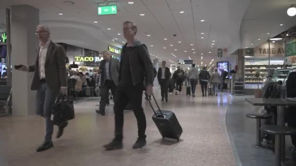 Aeroporto Internacional Estocolmo Arlanda Área Partida Com Restaurantes Pessoas — Vídeo de Stock