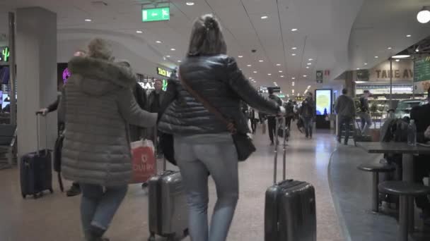 Internationella Stockholm Arlanda Airport Avgångsområde Med Restauranger Och Människor — Stockvideo