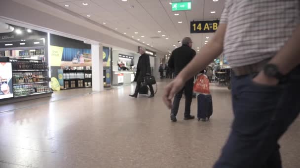 Internationella Stockholm Arlanda Airport Skattefri Butik Och Människor — Stockvideo