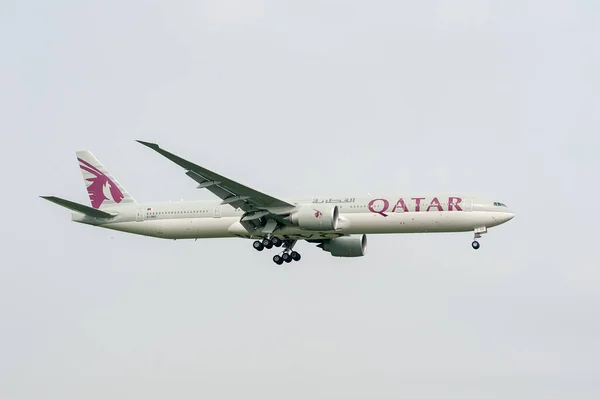 Qatar Airway Airlines Boeing 777 Bed Landing London Heathrow International — Stock Photo, Image