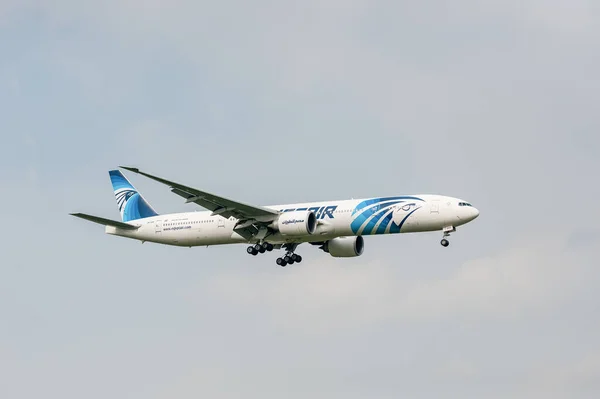 Egyptair Airlines Boeing 777 Gdo Landing London Heathrow International Airport — Stock Photo, Image