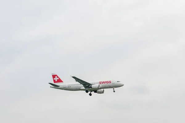 Swiss Airlines Airbus A320 Ijf Landing London Heathrow International Airport — Stock Photo, Image
