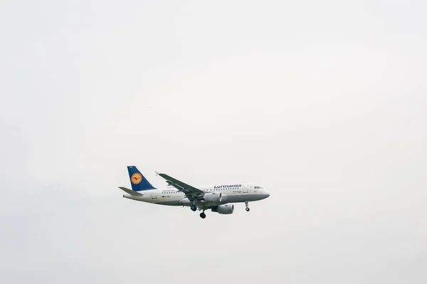 Lufthansa Airlines Airbus A319 Aibj Landing London Heathrow International Airport — Stock Photo, Image