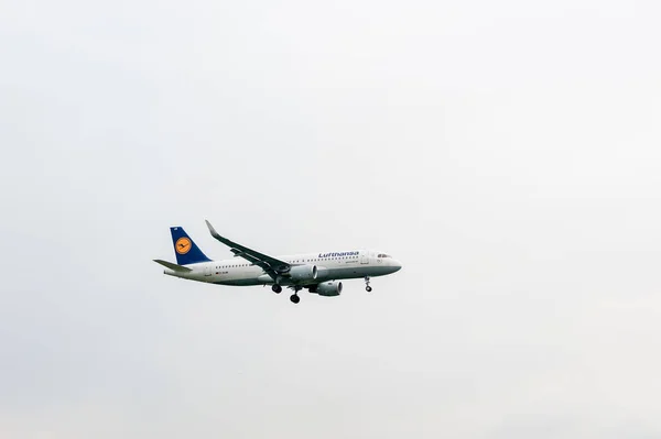 Lufthansa Airlines Airbus A320 Aiuw Landing London Heathrow International Airport — Stock Photo, Image
