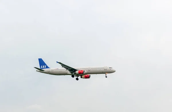Sas Airlines Airbus A321 Kbh Landing London Heathrow International Airport — Stock Photo, Image