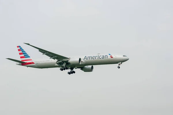 American Airlines Boeing 777 N718An Londra Heathrow Uluslararası Havaalanına Iniyor — Stok fotoğraf