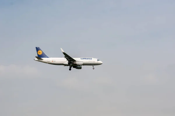Lufthansa Airlines Airbus A320 Aiui Landing London Heathrow International Airport — Stock Photo, Image