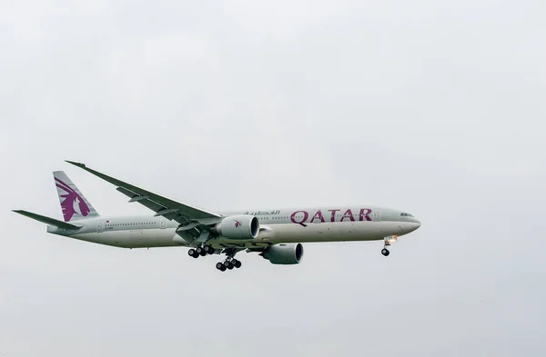 Qatar Airways Airlines Boeing 777 Beb Landing London Heathrow International — Stock Photo, Image
