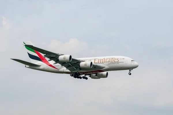 Emirates Airlines Airbus A380 Edj Landing London Heathrow International Airport — Stock Photo, Image