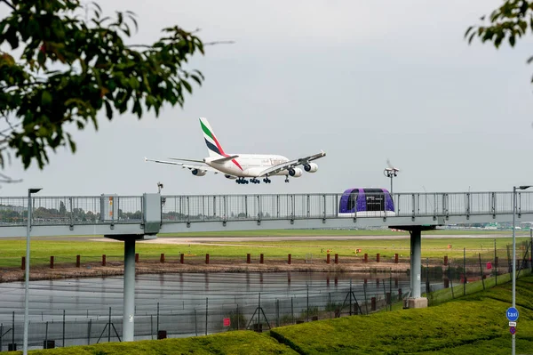 Emirates Airlines Airbus A380 Edj Landing London Heathrow International Airport — Stock Photo, Image