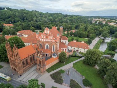 Vilnius Old Town ve St. Anne Kilisesi. Arka planda Üç Haç Tepesi var. Litvanya.