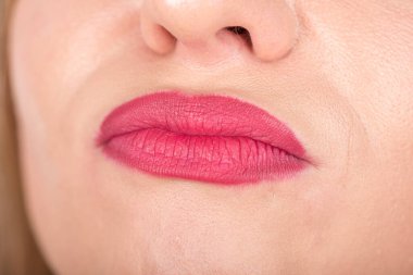 Parlak kırmızı rujlu ve meraklı yüzlü kadın yüzü. Üzücü..