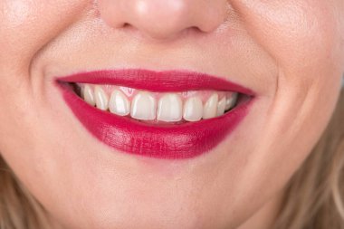 Geniş Kadın Gülümse. Kırmızı dudaklar ve beyaz dişler. Stüdyo Fotoğraf Çekimi.