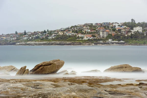 Фотография Пляжа Long Exposure Камнями Водой Сиднее Австралия Фильтр — стоковое фото