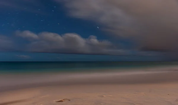暴露时间极长的巴巴多斯海滩 背景中的泛星 — 图库照片