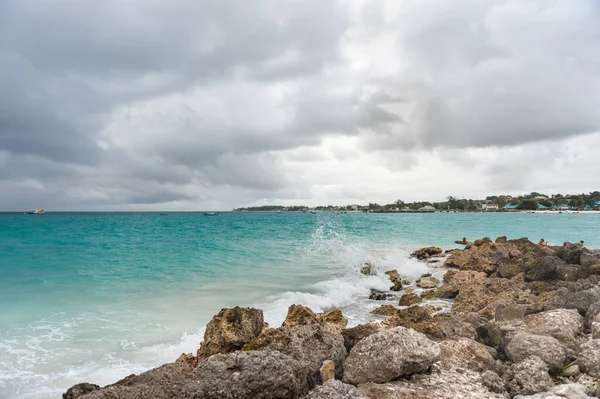 在巴巴多斯的迈阿密海滩景观与海浪和水花 — 图库照片