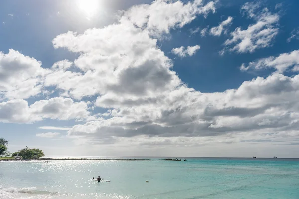 Pláž Barbadosu Lidmi Jachtou — Stock fotografie