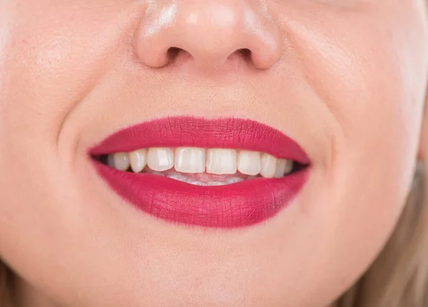 Kobieta Ładnym Uśmiechem Białymi Zębami Zdjęcia Studia Użyj Jasnoczerwonej Szminki — Zdjęcie stockowe