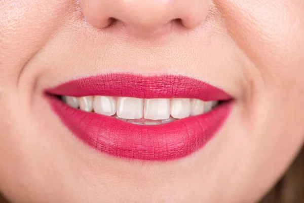 Cara Mulher Com Sorriso Bonito Dentes Brancos Fotografia Estúdio Shoot — Fotografia de Stock