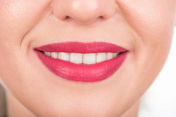 きれいな笑顔と白い歯を持つ女性の顔 スタジオ撮影 明るい赤のリップスティックを使用 — ストック写真