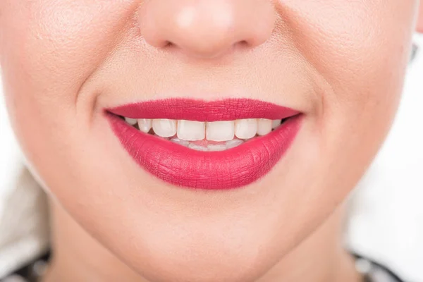 拥有漂亮笑容和白牙的女人 摄影棚拍摄 使用明亮的红色口红 — 图库照片