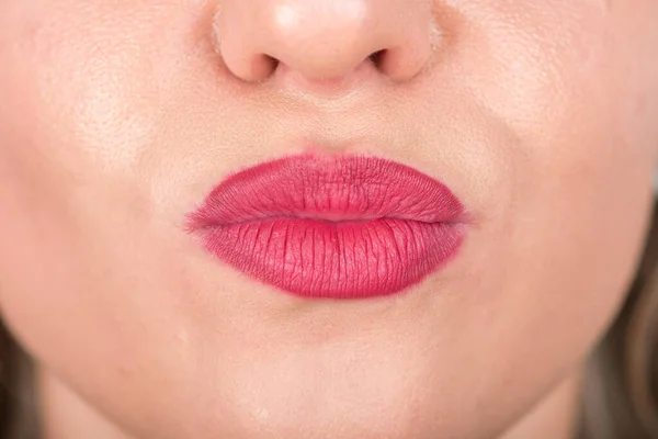 女人的脸和吻的象征与唇 摄影棚拍摄 使用明亮的红色口红 — 图库照片