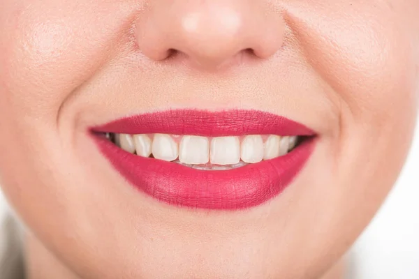 白牙笑脸的快乐女人 摄影棚拍摄 使用明亮的红色口红 — 图库照片