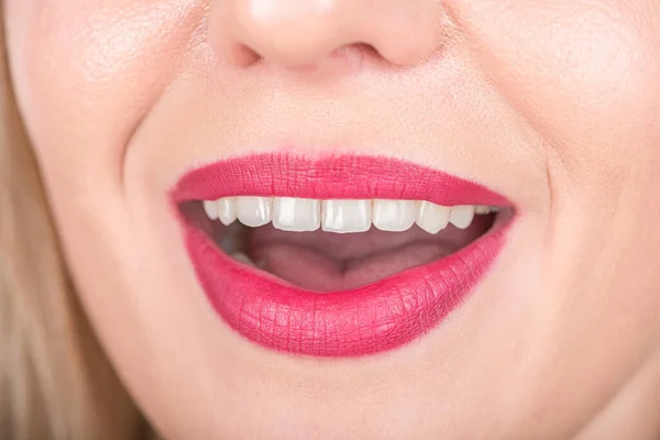 Kvinnans Ansikte Med Öppen Mun Rött Läppstift Och Vita Tänder — Stockfoto