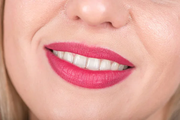 Χαρούμενη Γυναίκα Ανοιχτό Στόμα Λαμπερό Κόκκινο Κραγιόν Χρήση Λευκά Δόντια — Φωτογραφία Αρχείου