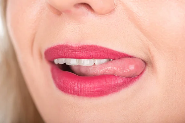 Γυναικείο Πρόσωπο Ανοιχτό Στόμα Και Γλώσσα Έξω Λαμπερό Κόκκινο Κραγιόν — Φωτογραφία Αρχείου