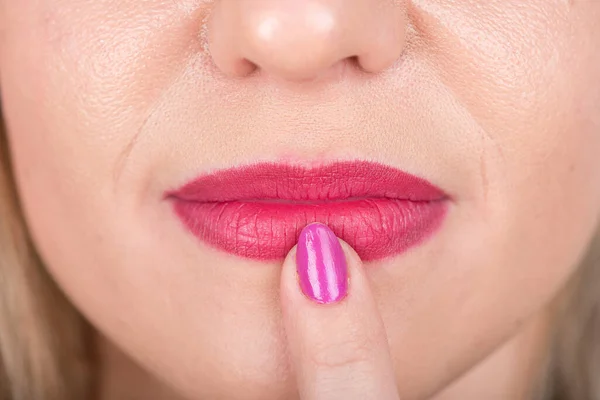 Cara Mujer Curiosa Con Labios Rojos Uñas Polacas Los Labios —  Fotos de Stock