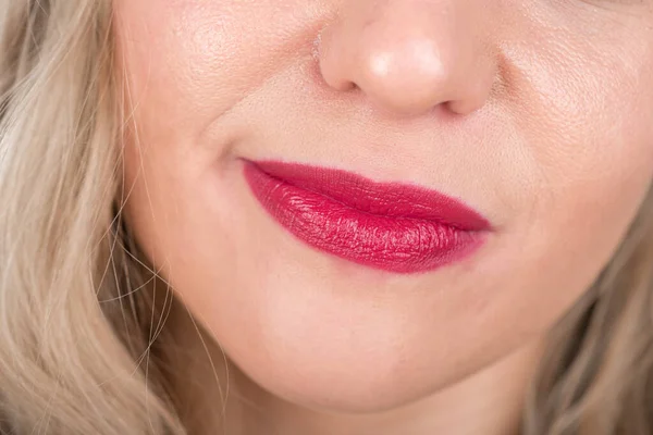 Cara Mulher Curiosa Com Lábios Vermelhos Parece Cansado Após Trabalho — Fotografia de Stock