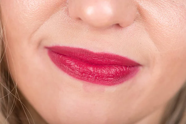 赤い唇と髪の女性の顔 幸せと疲れ スタジオ撮影 — ストック写真