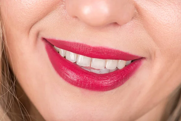 Bouche Ouverte Sourire Femme Avec Lèvres Rouges Dents Blanches — Photo