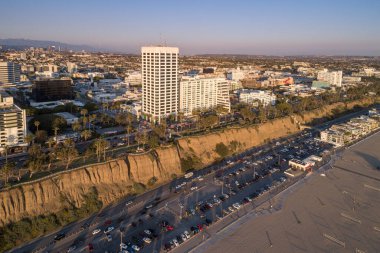 Santa Monica, Los Angeles, Kaliforniya 'da günbatımı. Santa Monica Körfezi 'nde.