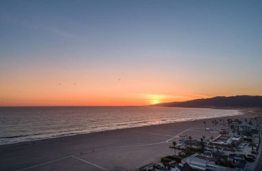 Santa Monica, Los Angeles, Kaliforniya 'da günbatımı. Santa Monica Körfezi 'nde.