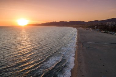 Santa Monica, Los Angeles, Kaliforniya 'da günbatımı. Santa Monica Körfezi 'nde.