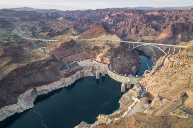 Nevada 'daki Hoover Barajı. Arka planda Dağ ve Colorado Nehri.