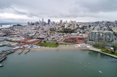 Sucul Parkı İskelesi, Koyu ve San Francisco Belediye İskelesi. Arka plandaki Denizcilik Ulusal Tarihi Parkı. San Francisco 'nun şehir manzarası. Kaliforniya.