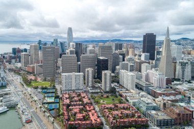 San Francisco Şehri manzarası. Arka planda gökdelen olan bir iş bölgesi. Finans Bölgesi. Kaliforniya mı? Drone Bakış Açısı.