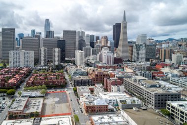 San Francisco Şehri manzarası. Arka planda gökdelen olan bir iş bölgesi. Finans Bölgesi. Kaliforniya mı? Drone Bakış Açısı.