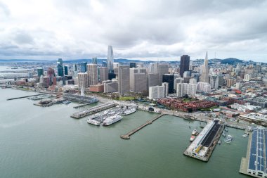 San Francisco 'daki Embarcadero. İskele, Doğu Rıhtımı ve San Francisco, San Francisco, California Limanı 'nın yolu. ABD